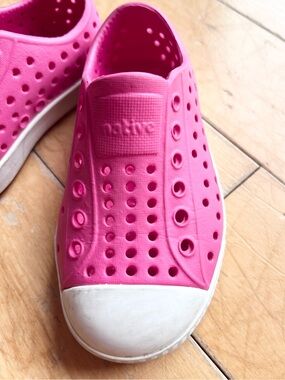 Native Jefferson Pink Slip‑On Water‑Friendly Sneakers Size 7 (Toddler)